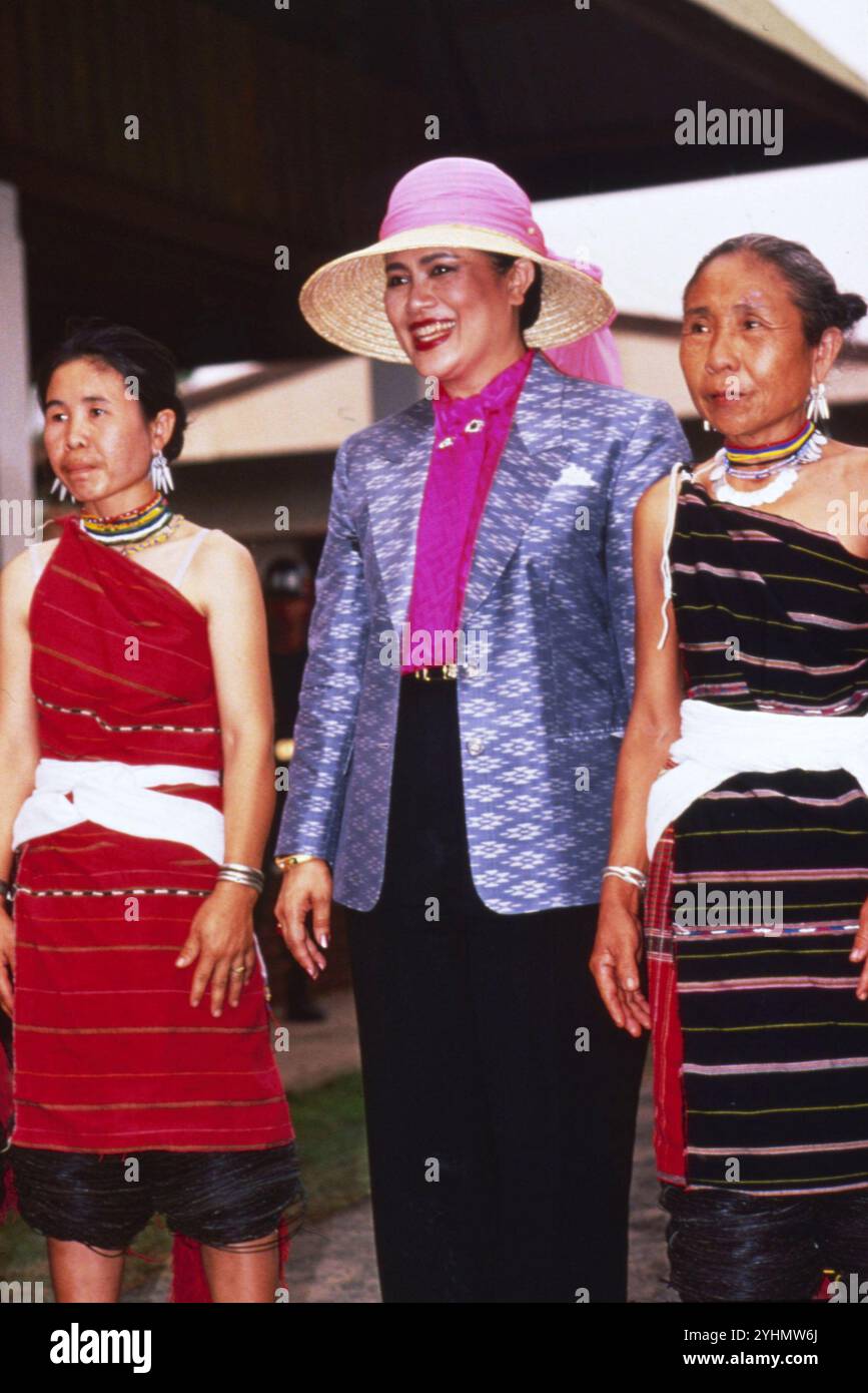 17. März 1992 Archivio Storico Olycom/Lapresse Regina Sirikit (Bangkok, 12 agosto 1932), è la regina madre della Thailandia, madre del sovrano in carica Vajiralongkorn. È stata la regina consorte del Defunto re Bhumibol Adulyadej, nono re della dinastia Chakri. Conobbe il marito in Europa, Dove il padre di lei Era ambasciatore di Thailandia. SI sposarono a Bangkok nel 1950, poco prima dell'incoronazione di Bhumibol, e hanno avuto tre figlie e un figlio. Nel 1956 Fu nominata regina reggente. Nella Foto: Regina Sirikit di Thailandia im Bild: Königin Sirikit von Thailand Stockfoto