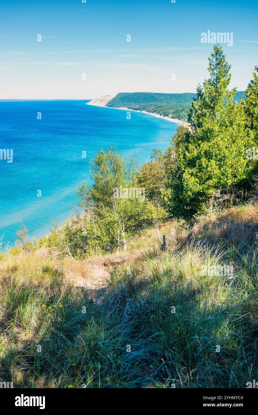 Blick auf die Sleeping Bear Dune vom Empire Bluff Trail in Sleeping Bear Dunes National Lakeshore in Michigan, USA. Stockfoto