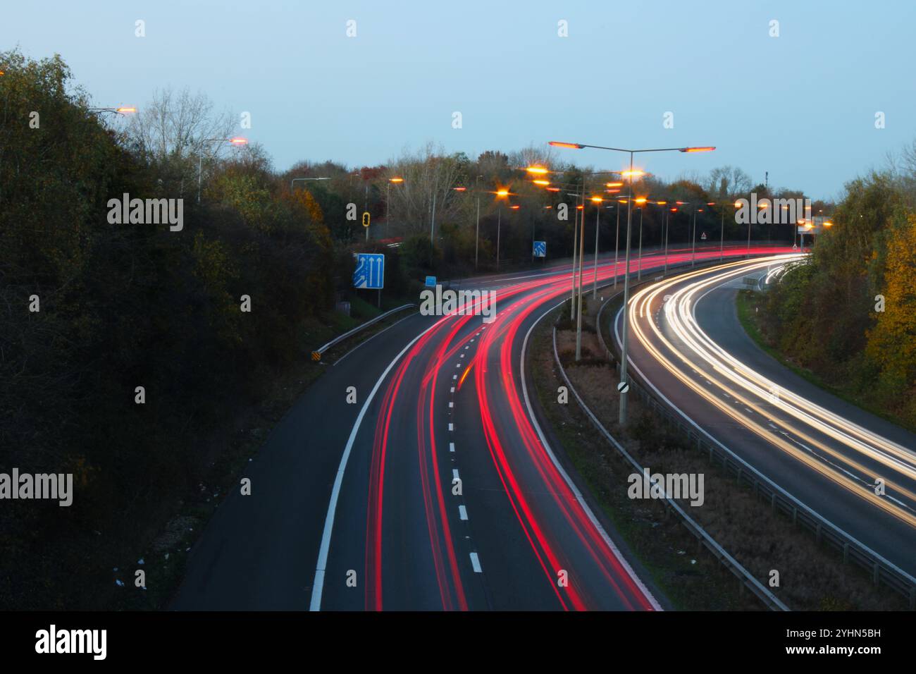 Reihen warmer Deep Red Glow of SOX Street Lights, die sich an Einem Winterabend in Hertfordshire aufwärmen Stockfoto