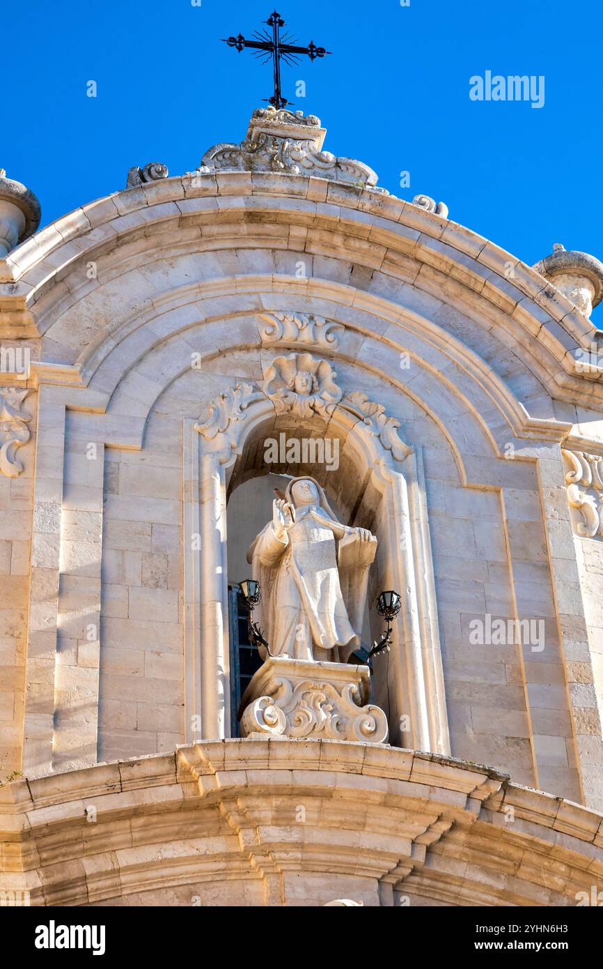 Barocke Statue der Heiligen Teresa von Ávila von Giuseppe Bassi in einer zentralen Nische an der Fassade der Chiesa di Santa Teresa in Trani, Italien Stockfoto