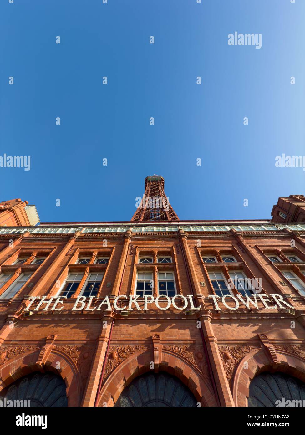 Blick direkt vom Eingang zum Gipfel des Blackpool Tower Stockfoto