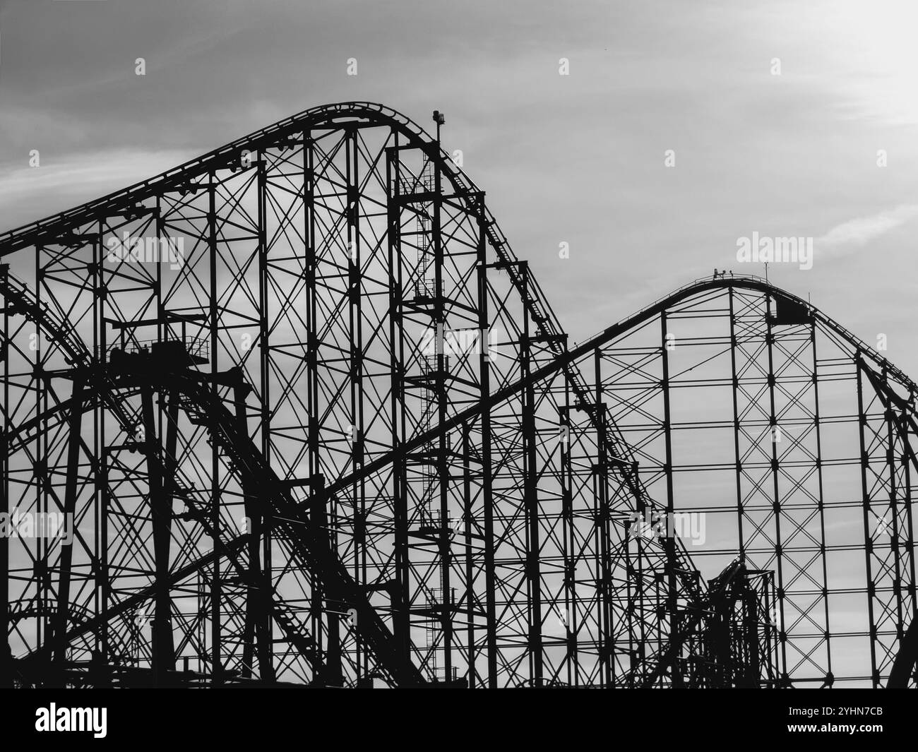 Die Big One Achterbahn am Blackpool Pleasure Beach, die sich gegen den Himmel schmiegt Stockfoto