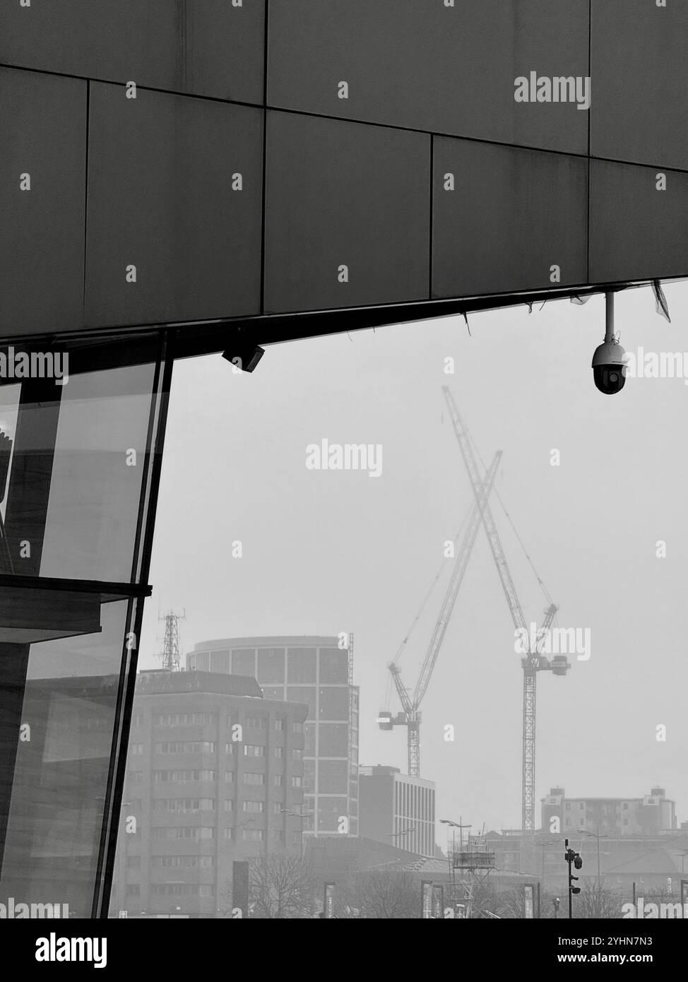 Zwei Kräne auf der Skyline der Stadt von Pier Head, Liverpool, Großbritannien - Smartphone-aufgenommenes Stockfoto