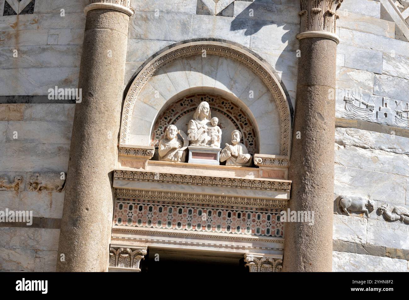 Gotisches Marmorrelief mit der Darstellung der Jungfrau Maria mit Jesuskind und zwei Engeln, oberhalb des Eingangs des Schiefen Turms von Pisa, Italien Stockfoto