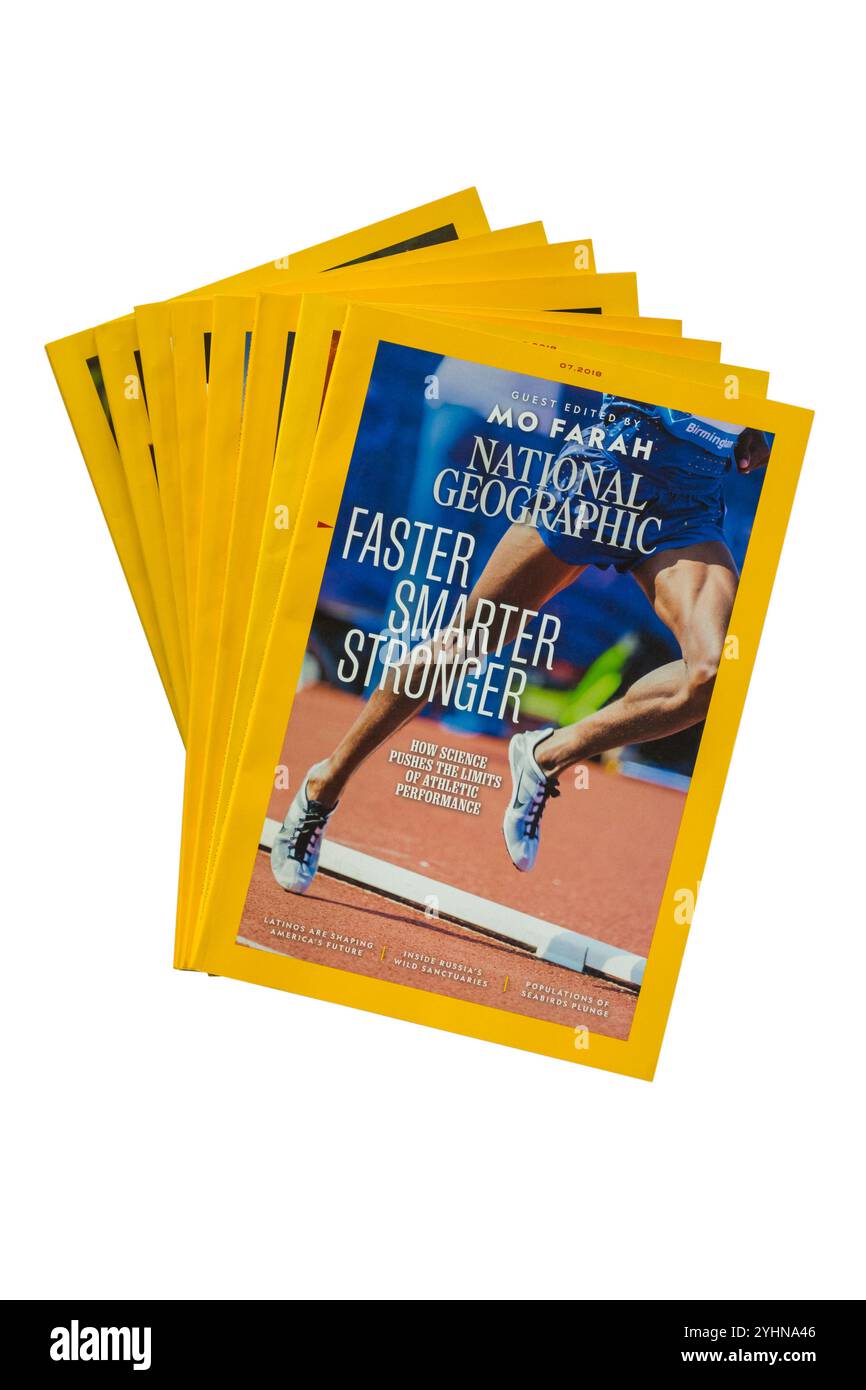 Stapel von National Geographic Magazinen isoliert auf weißem Hintergrund Stockfoto