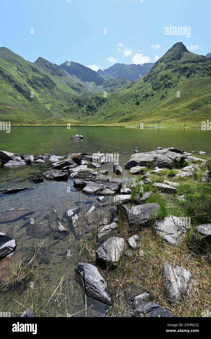 Blick auf den Isaby-See oder den Lac d'Isaby, einen Gletschersee, mit Shoreline Boulders in den Hautes-Pyrenées oder Pyrenäen Mountain Range Frankreich Stockfoto