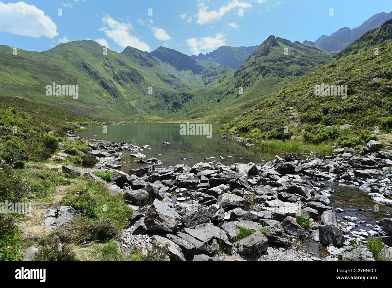 Moraine Rocks oder Boulders flussabwärts des Isaby Lake oder Lac d’Isaby, einem Gletschersee, in den Hautes-Pyrenées oder Pyrenäen Mountain Range Frankreich Stockfoto