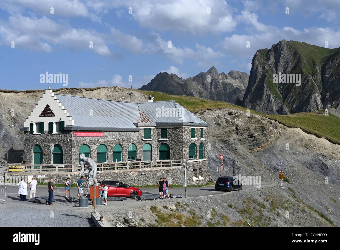 Historisches Restaurant & Cafe Gebäude & Touristen auf dem Gipfel des Col de Tourmalet (2115 m), einem der höchsten asphaltierten Bergpässe in den französischen Pyrénées Frankreich Stockfoto