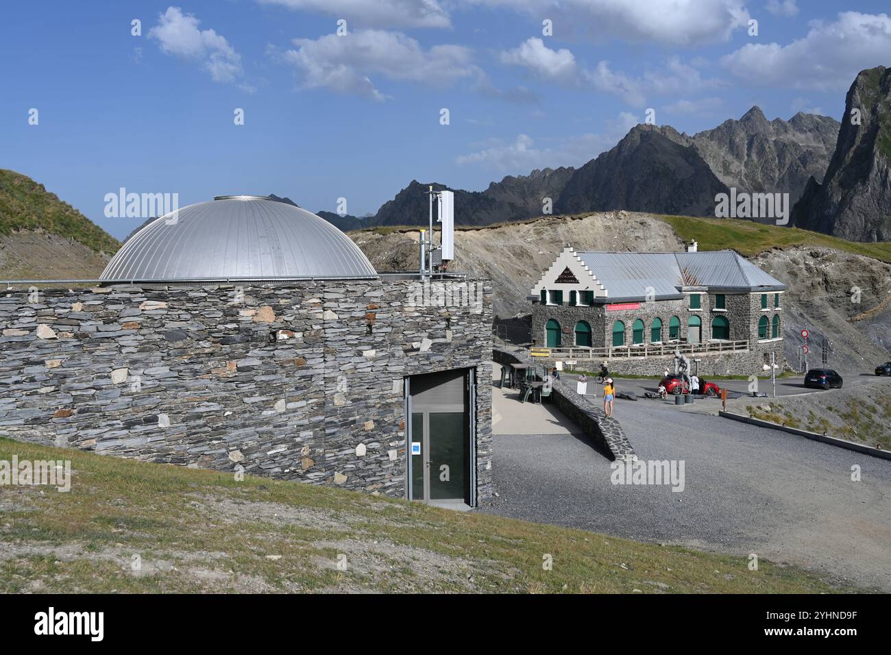 Historisches Restaurantgebäude, Café, Besucherzentrum & Touristen auf dem Gipfel des Col de Tourmalet (2115 m) oder Mountain Pass in den französischen Pyrénées Frankreich Stockfoto