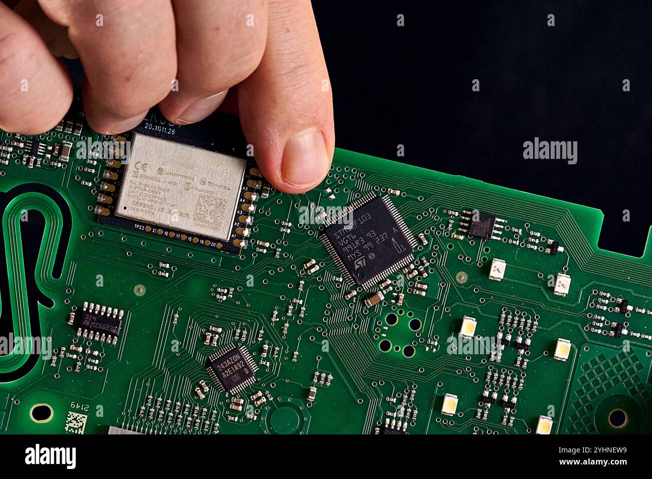 Bayern, Deutschland - 12. November 2024: Person, die eine Leiterplatte mit elektronischen Chips hält. Symbol für Waren aus China, Chipknappheit und Lieferkettenprobleme in Deutschland und weltweit für Unternehmen der Elektroindustrie. *** Person hält eine Leiter-platine mit elektronischen Chips in der Hand. Symbol für Waren aus China, Chipmangel und Lieferketten Probleme in Deutschland und weltweit für Unternehmen in der Elektro-Branche. Stockfoto