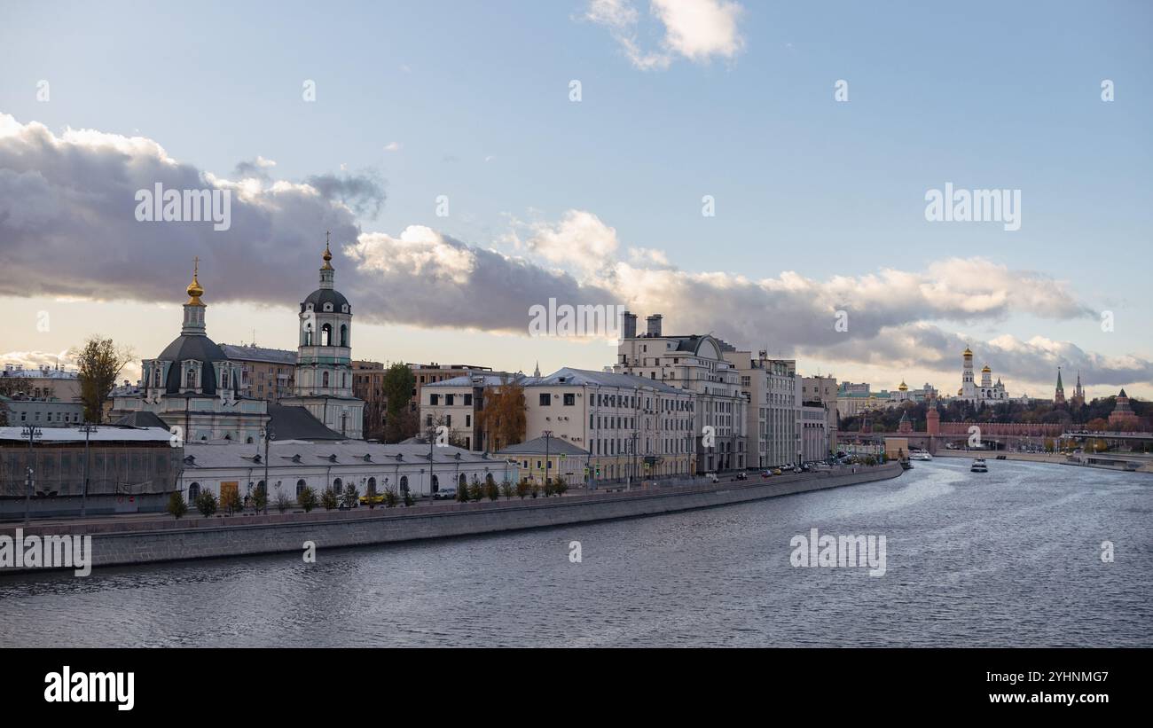 Blick auf den Rauschskaja-Damm von der Bolschoi-Ustinski-Brücke in Moskau, Russland Stockfoto