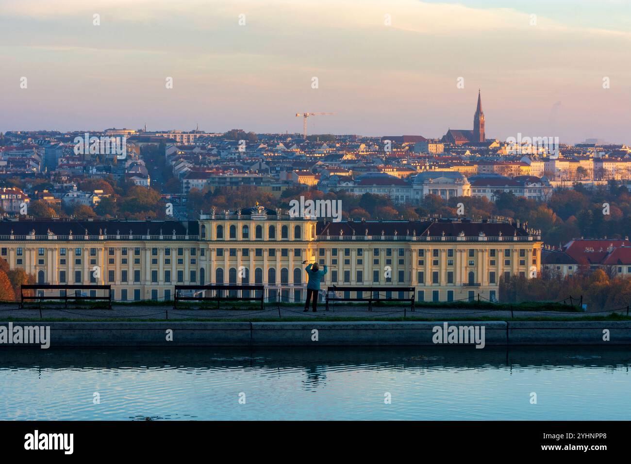 Schloss Schönbrunn und Park, Blick vom Pool in der Gloriette Vienna 13. Hietzing Wien Österreich Stockfoto