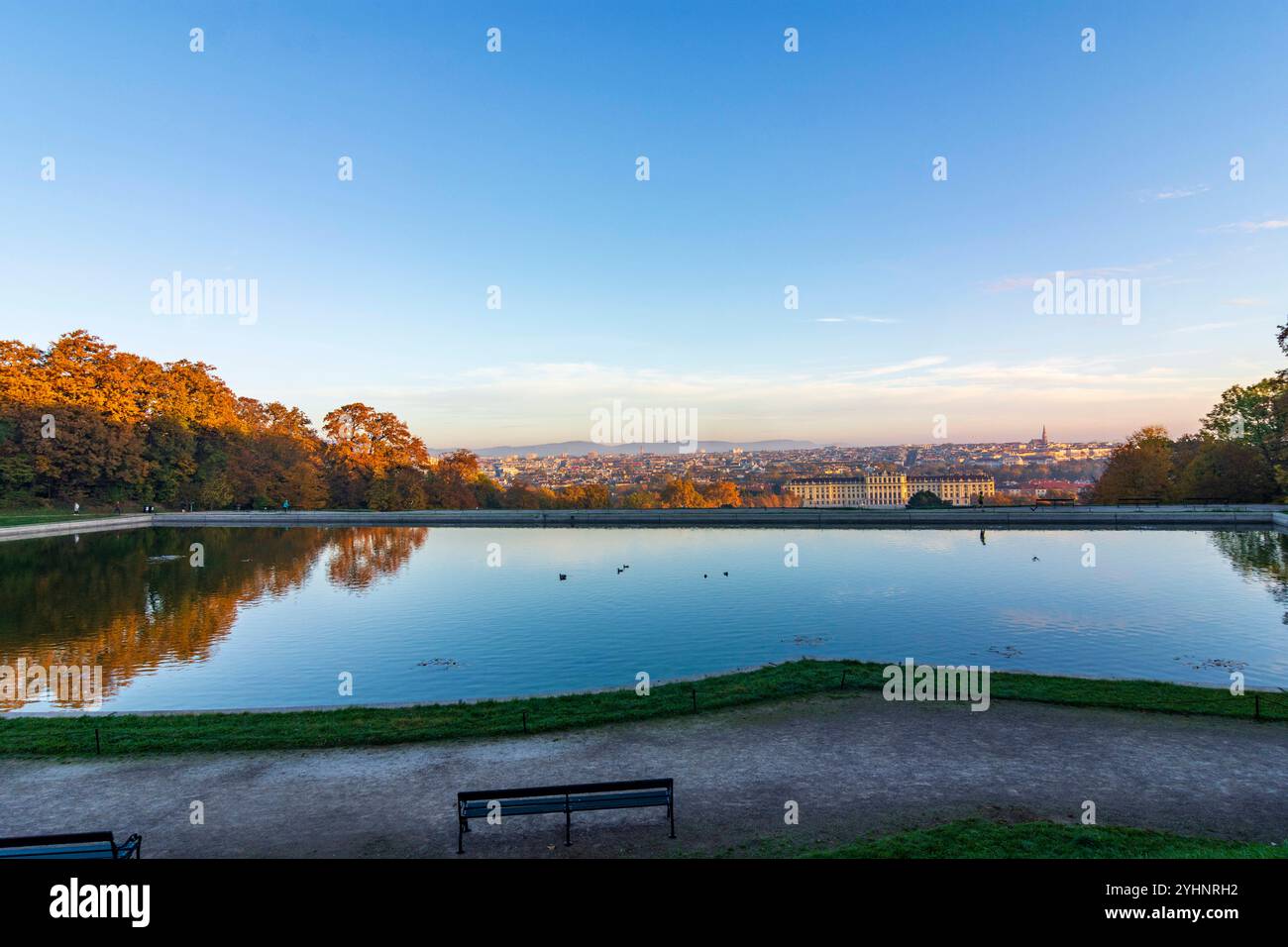 Schloss Schönbrunn und Park, Blick vom Pool in der Gloriette Vienna 13. Hietzing Wien Österreich Stockfoto