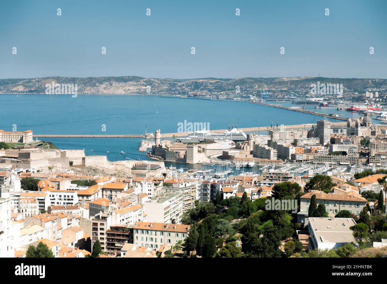 Blick auf Marseille von der Aussichtsplattform der Basilika Notre-Dame de la Garde. Marseille, Frankreich Stockfoto