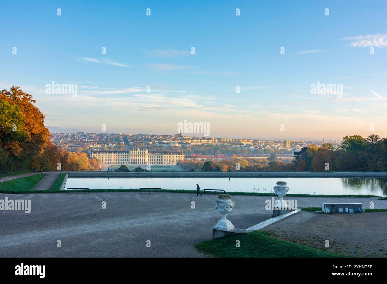 Schloss Schönbrunn und Park, Blick vom Pool in der Gloriette Vienna 13. Hietzing Wien Österreich Stockfoto