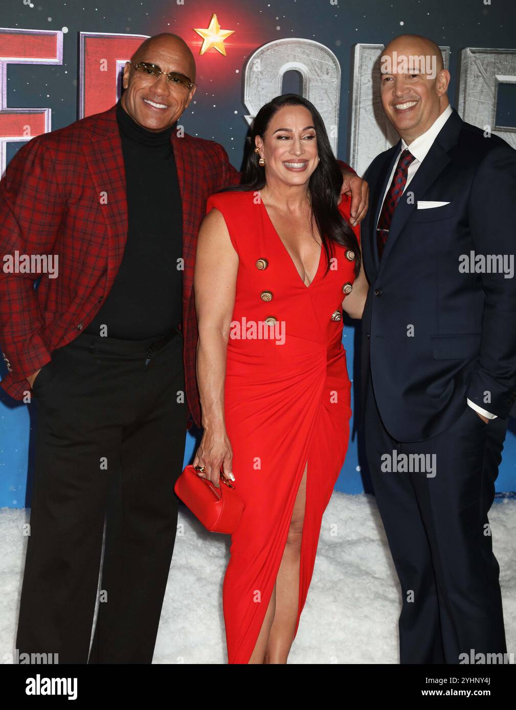 11. November 2024, New York, New York, USA: Schauspieler DWAYNE JOHNSON, auch bekannt als THE ROCK, DANY GARCIA und HIRAM GARCIA, die während der New Yorker Premiere der Amazon MGM Studios â€˜Red Oneâ€™ in der Alice Tully Hall im Lincoln Center zu sehen waren. (Kreditbild: © Nancy Kaszerman/ZUMA Press Wire) NUR REDAKTIONELLE VERWENDUNG! Nicht für kommerzielle ZWECKE! Stockfoto