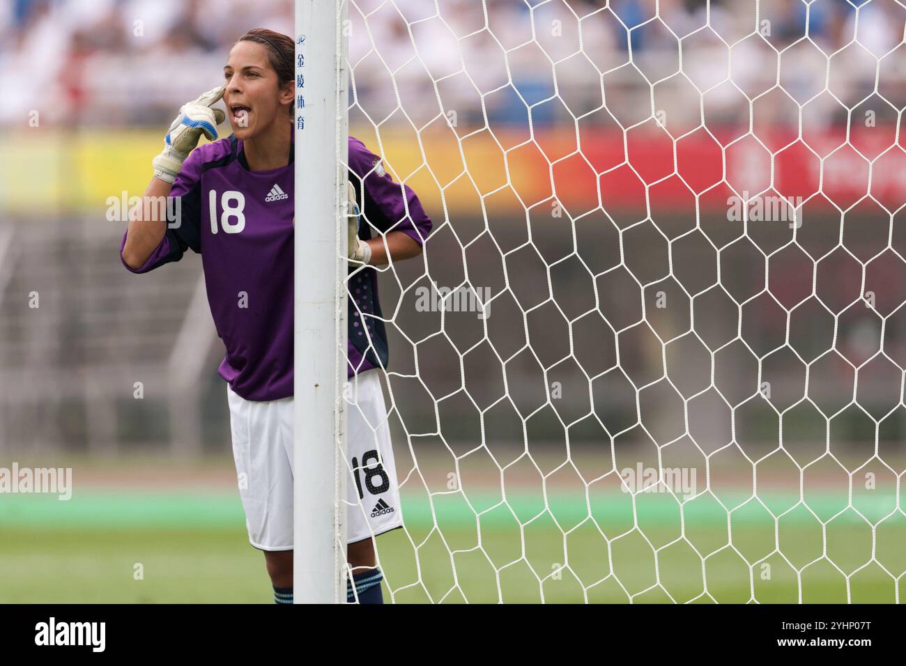 TIANJIN, CHINA - 6. AUGUST: Die argentinische Torhüterin Vanina Correa ruft ihre Verteidigung während eines Olympischen Fußballturniers der Frauen in Peking Gruppe E gegen Kanada am 6. August 2008 im Tianjin Olympic Sports Center Stadium in Tianjin, China. (Foto: Jonathan P. Larsen / Diadem Images) Stockfoto