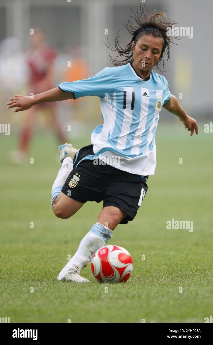 TIANJIN, CHINA - 6. AUGUST: Fabiana Vallejos aus Argentinien schickt den Ball gegen Kanada während eines Gruppenspiels beim Olympischen Frauenfußballturnier in Peking am 6. August 2008 im Tianjin Olympic Sports Center Stadium in Tianjin, China. (Foto: Jonathan P. Larsen / Diadem Images) Stockfoto