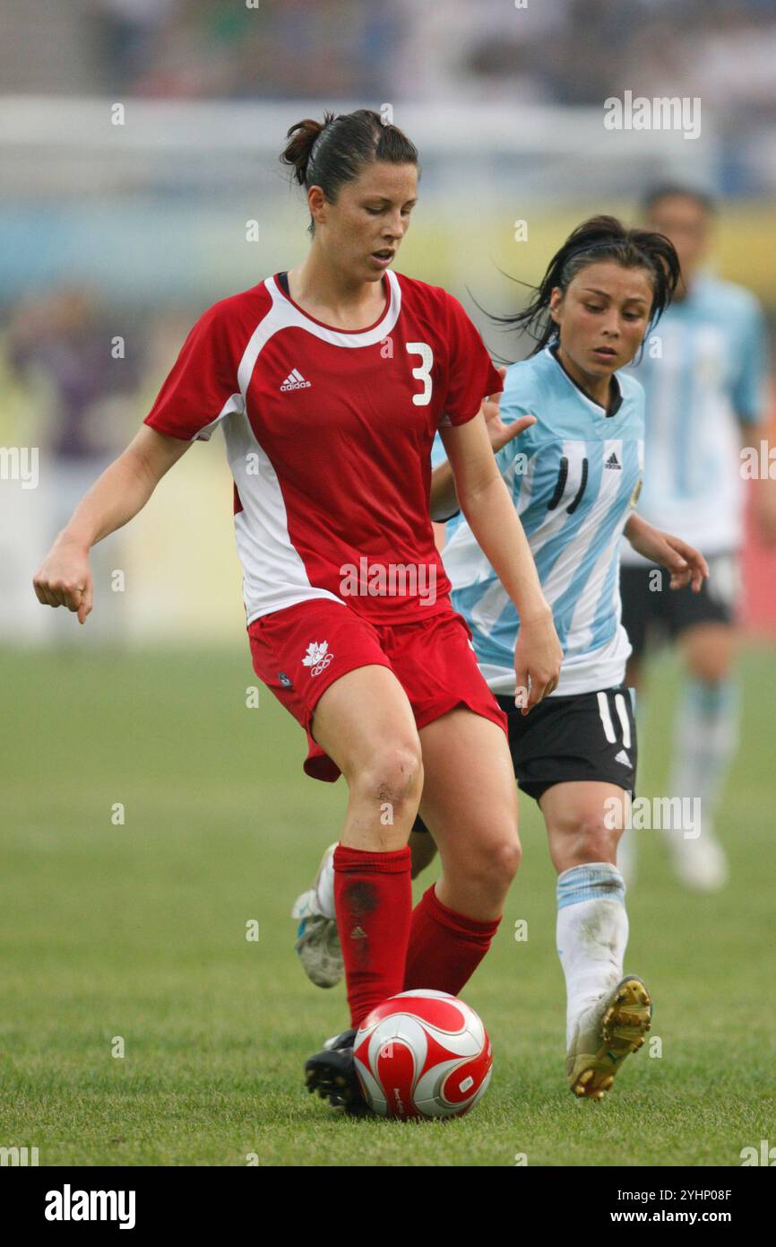 TIANJIN, CHINA - 6. AUGUST: Emily Zurrer aus Kanada (3) übergibt den Ball unter Druck von Fabiana Vallejos aus Argentinien (11) während eines Gruppenspiels beim Olympischen Frauenfußballturnier in Peking am 6. August 2008 im Tianjin Olympic Sports Center Stadium in Tianjin, China. (Foto: Jonathan P. Larsen / Diadem Images) Stockfoto