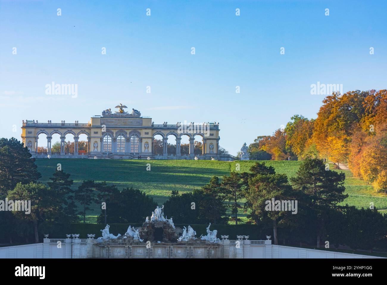 Gloriette, Neptunbrunnen im Park Schloss Schönbrunn Wien 13. Hietzing Wien Österreich Stockfoto