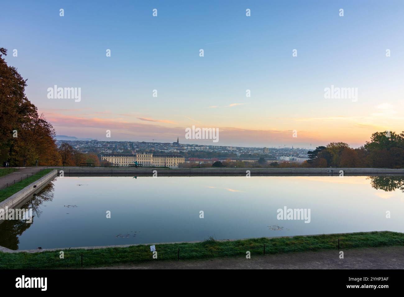 Wien: Schloss Schönbrunn und Park, Blick vom Pool in Gloriette in 13. Hietzing, Wien, Österreich Stockfoto