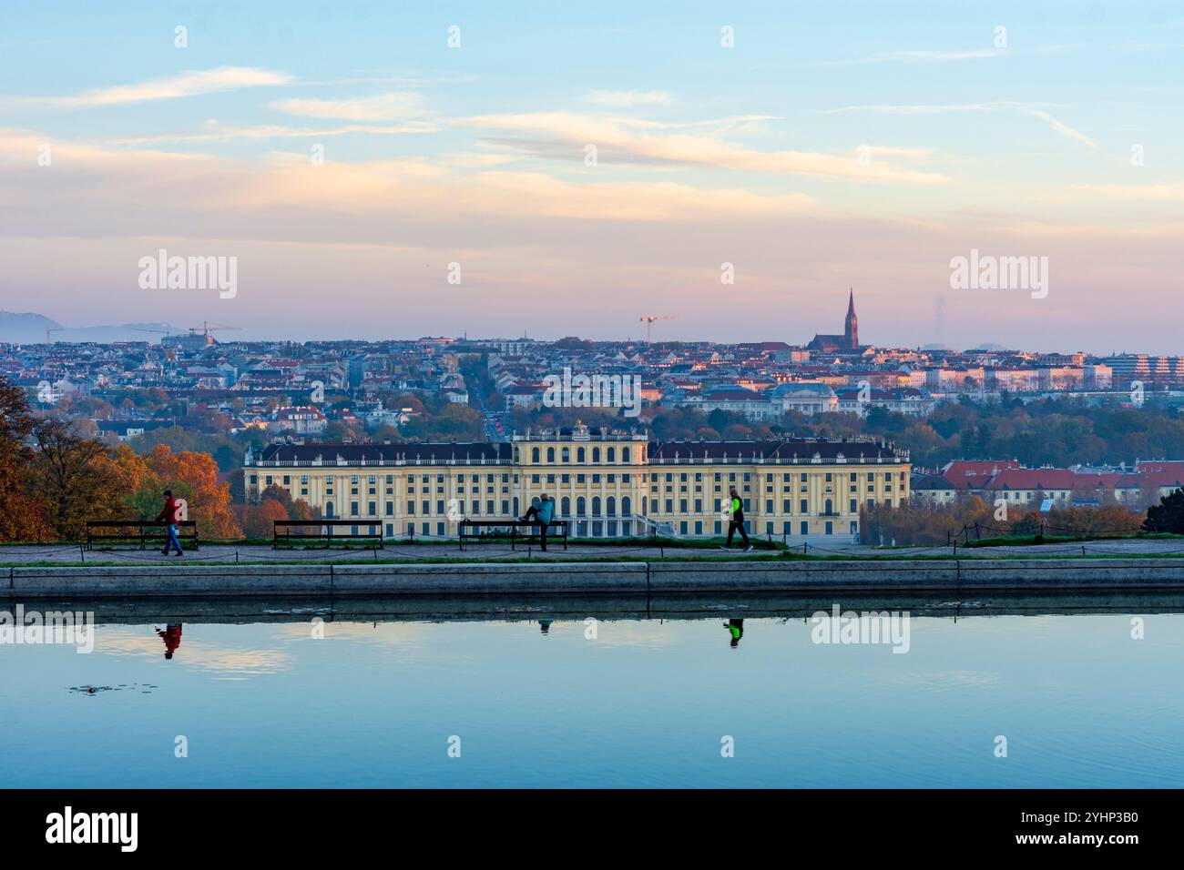 Wien: Schloss Schönbrunn und Park, Blick vom Pool in Gloriette in 13. Hietzing, Wien, Österreich Stockfoto