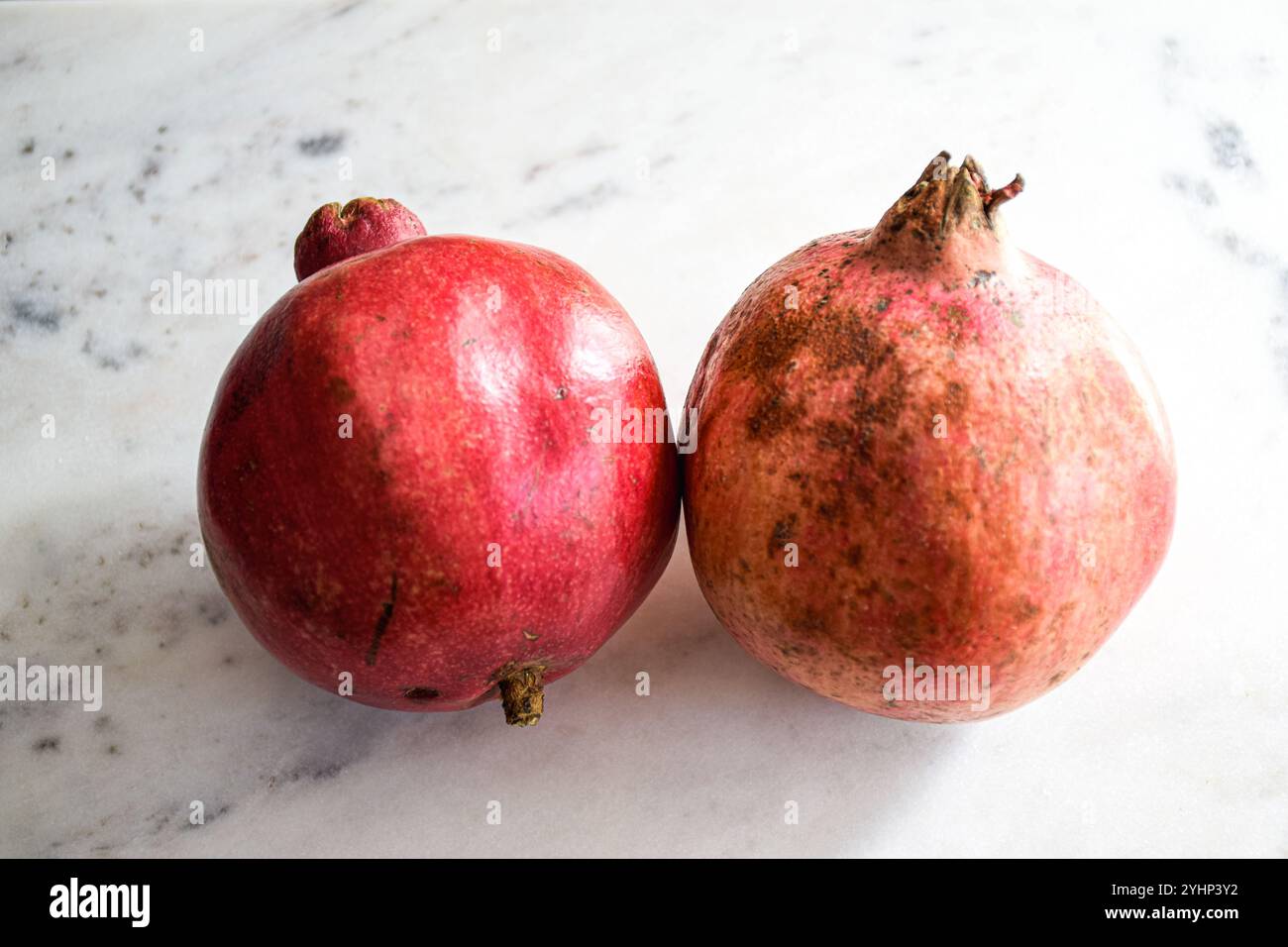 Granatapfel, rohe Bio-Früchte, Entgiftungs- und Wellnesskonzept, Diät Fitness und Ernährung Stockfoto
