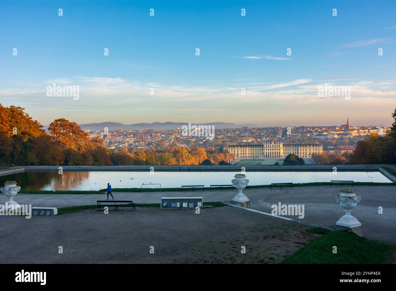 Wien: Schloss Schönbrunn und Park, Blick vom Pool in Gloriette in 13. Hietzing, Wien, Österreich Stockfoto
