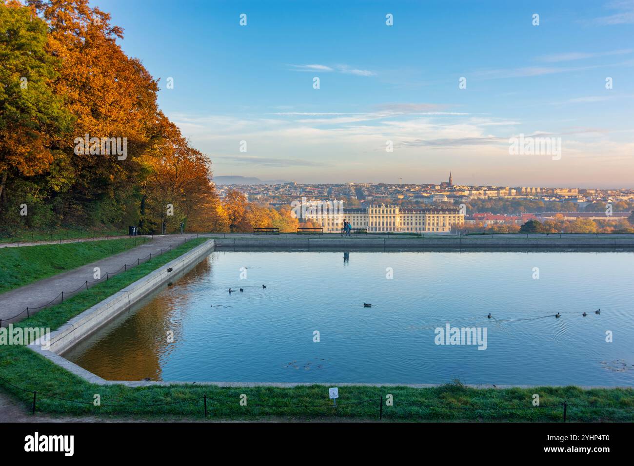 Wien: Schloss Schönbrunn und Park, Blick vom Pool in Gloriette in 13. Hietzing, Wien, Österreich Stockfoto