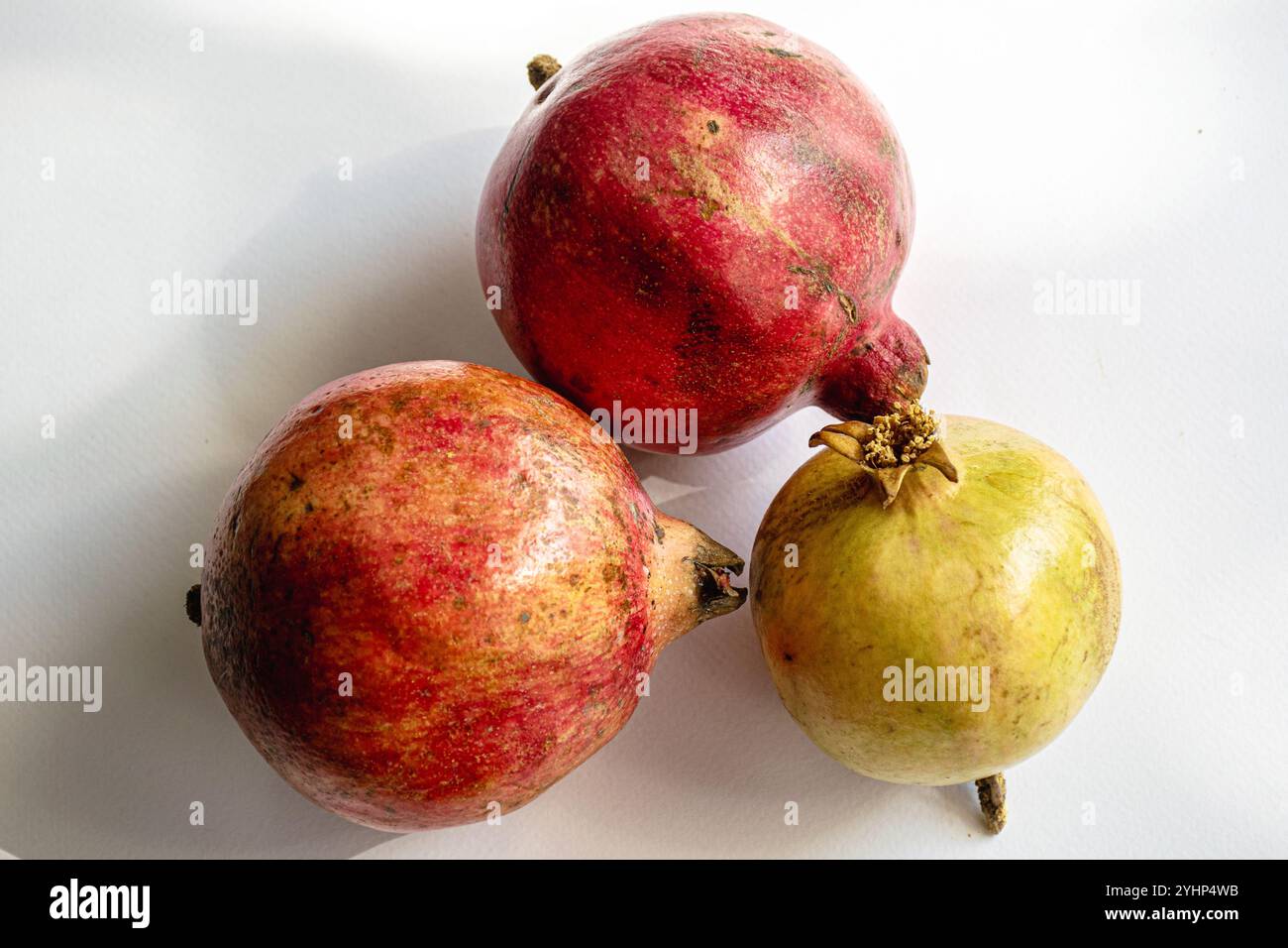 Granatapfel isoliert auf weißem Hintergrund, Detox Diät, Textur der Frucht, Nahaufnahme von Granatäpfeln, reife Früchte, gesundes Lebenskonzept, rot Stockfoto