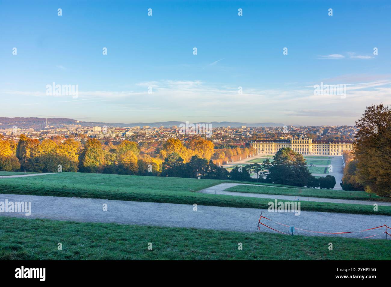 Wien: Schloss Schönbrunn und Park, Blick von Gloriette in 13. Hietzing, Wien, Österreich Stockfoto
