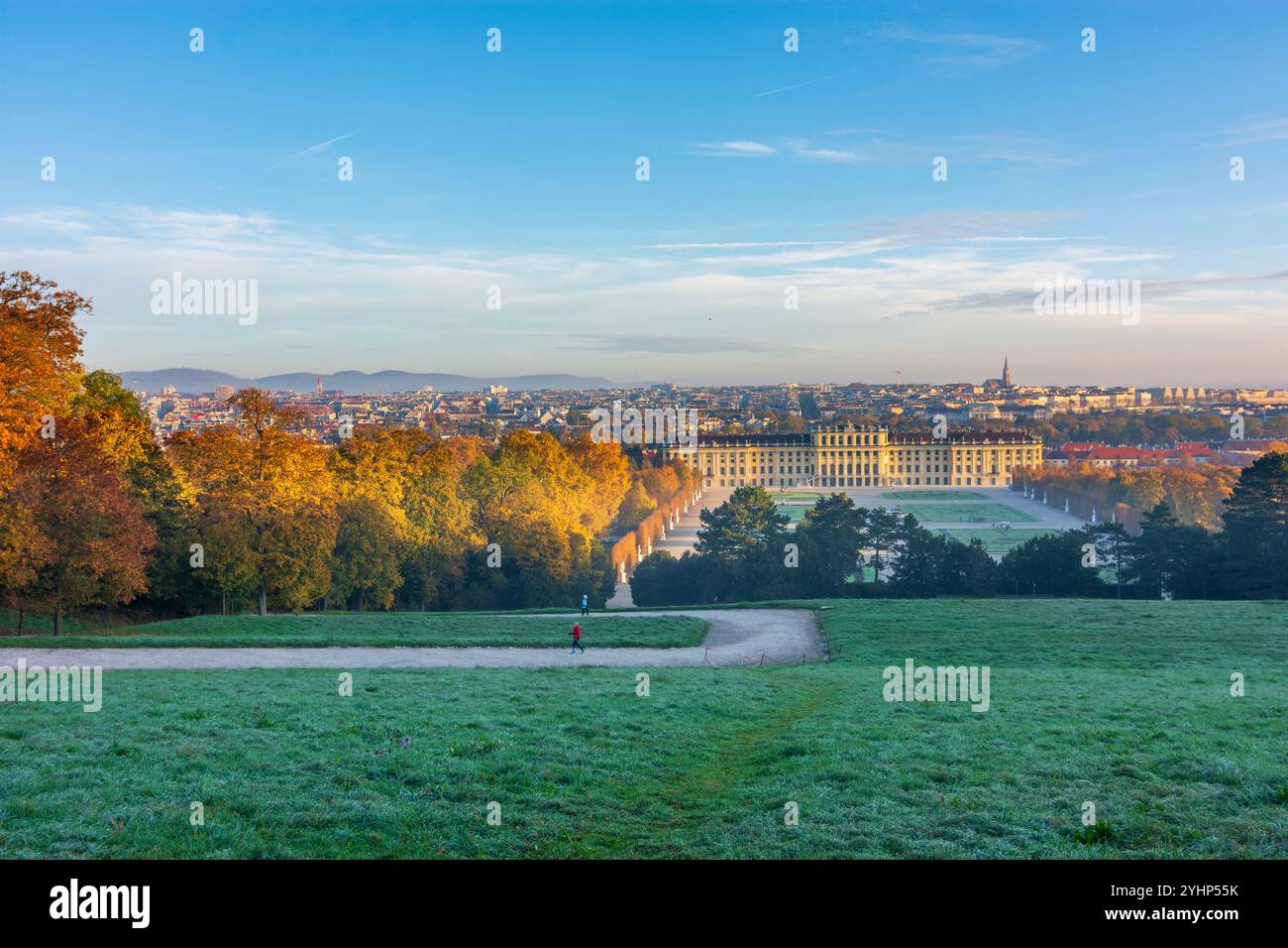 Wien: Schloss Schönbrunn und Park, Blick von Gloriette in 13. Hietzing, Wien, Österreich Stockfoto