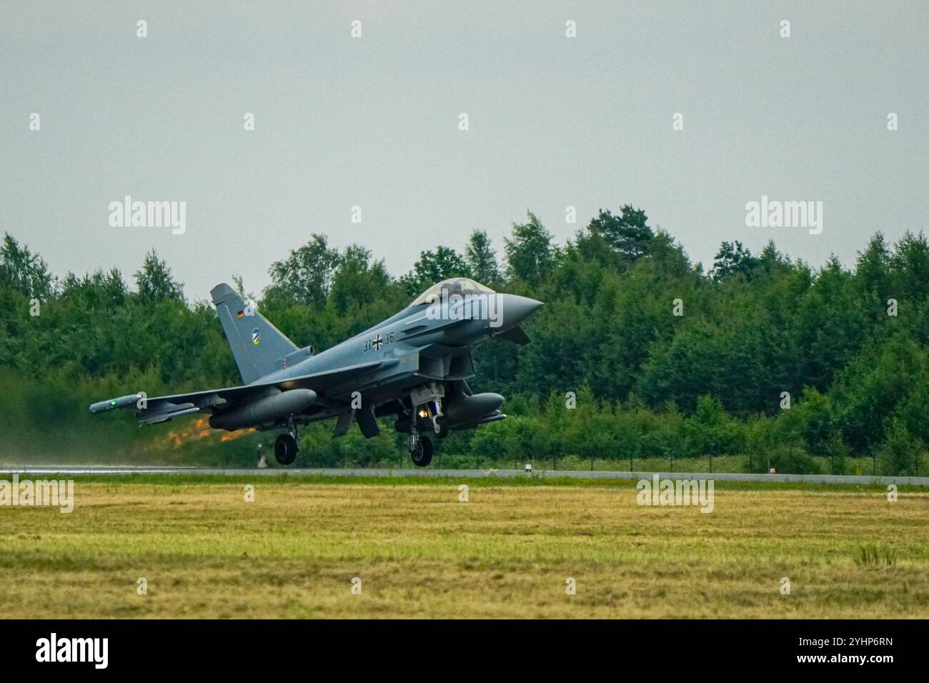 Liepaja, Lettland, 16. Juni 2024: Deutsche Luftwaffe Eurofighter Typhoon Jagdjet startet von der Start- und Landebahn des Flughafens Stockfoto