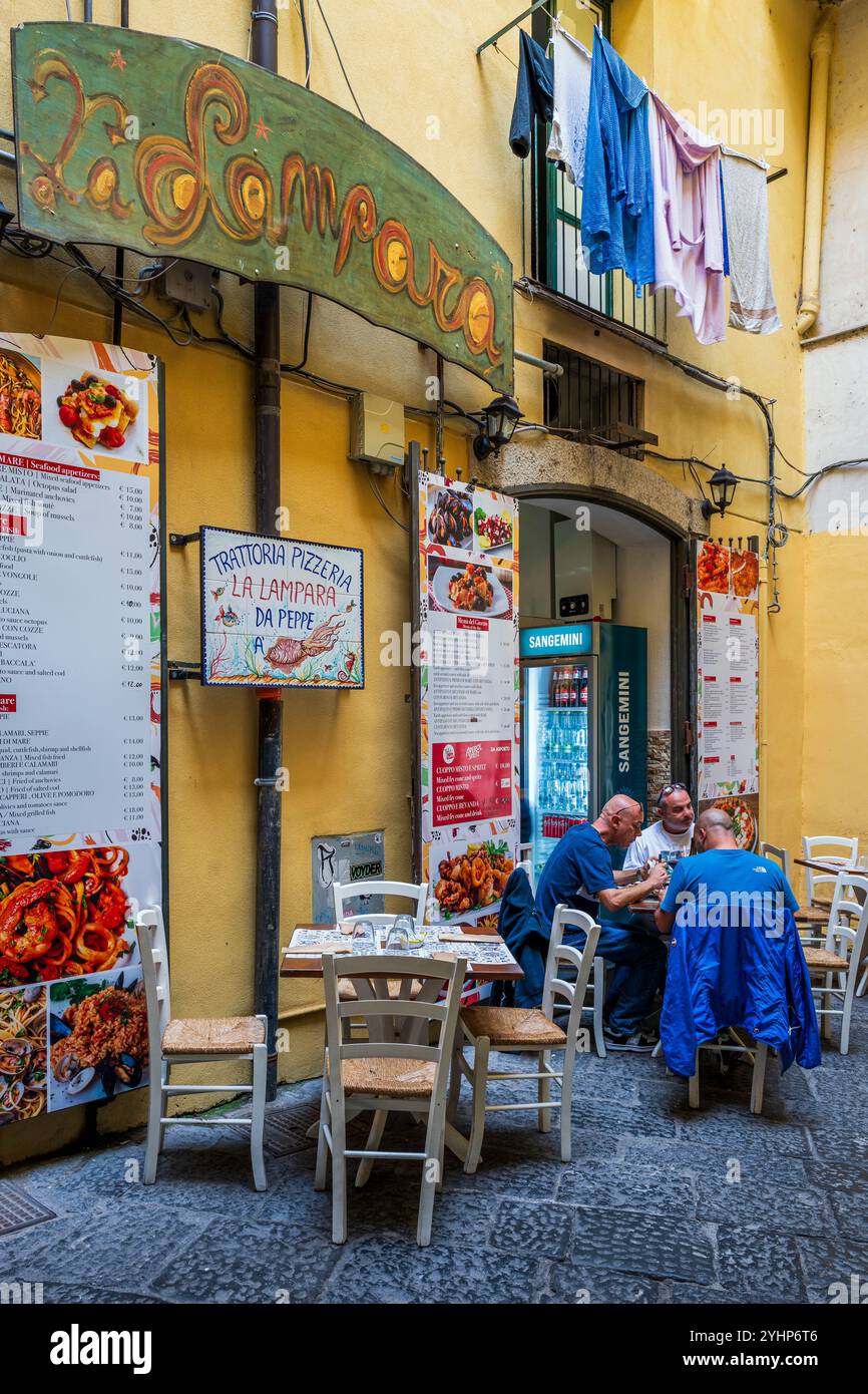 Einheimische essen in einem Pizzeria-Restaurant auf dem Bürgersteig in der Altstadt von Salerno, Kampanien, Italien Stockfoto