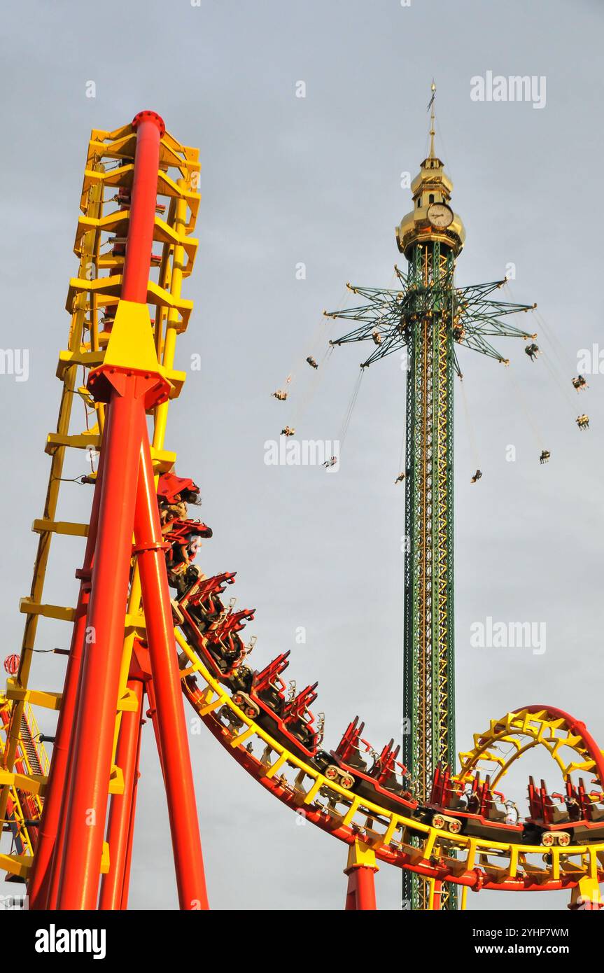 Bumerang Achterbahn und Prater Tower in Wurstelprater, einem Vergnügungspark im Prater Park. Leopoldstadt, Wien Stockfoto