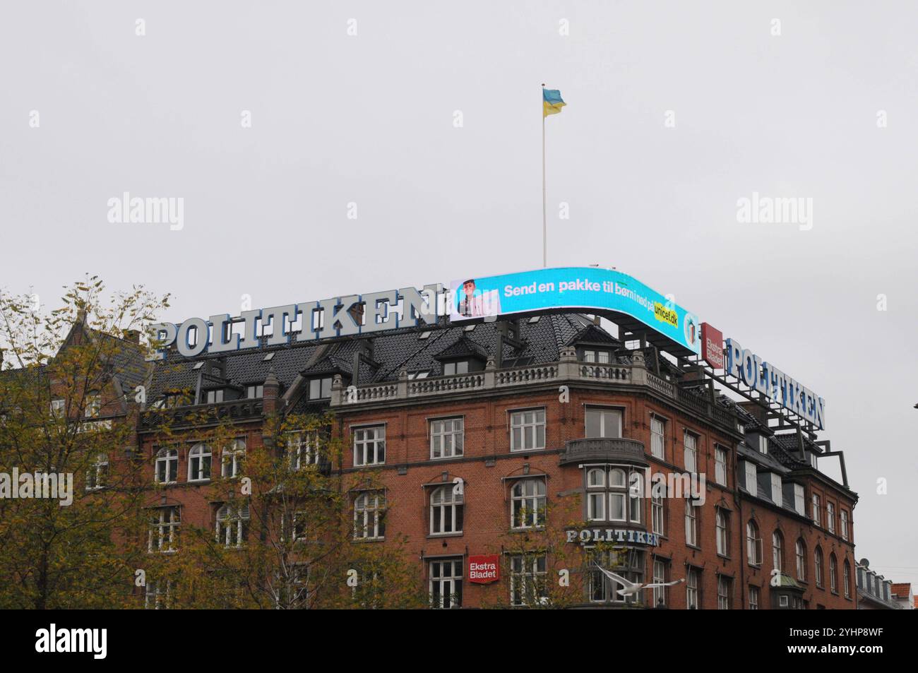 Kopenhagen/Dänemark/12 Nov. 2024/ ukrainische Flagge fliegt über dem dänischen Medienhaus politiken hus in Kopenhagen Foto. Bilder von Francis Joseph Dean/Dean sind nicht für kommerzielle Zwecke bestimmt Stockfoto