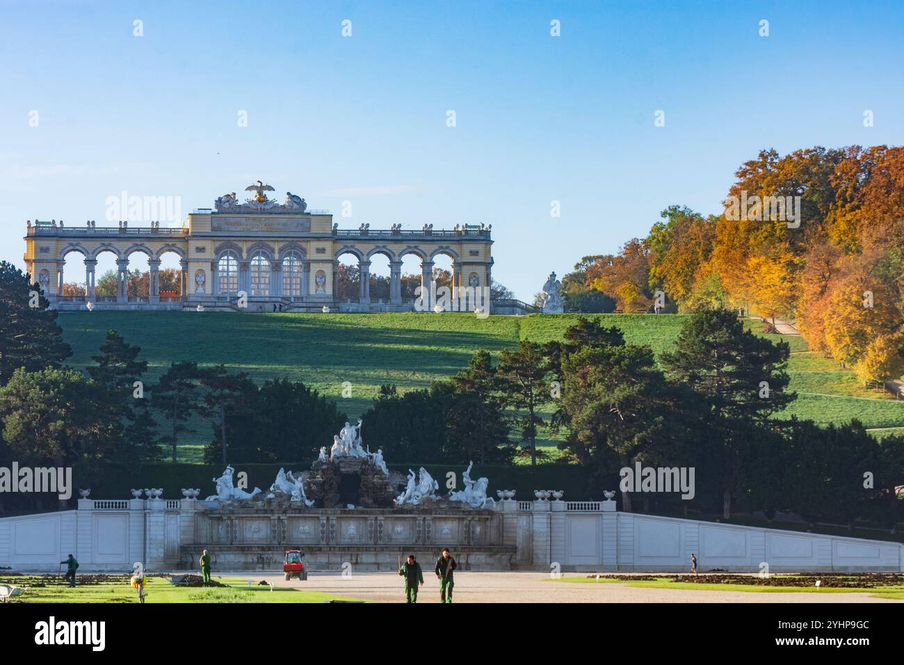 Wien: Gloriette, Neptunbrunnen im Park Schloss Schönbrunn 13. Hietzing, Wien, Österreich Stockfoto