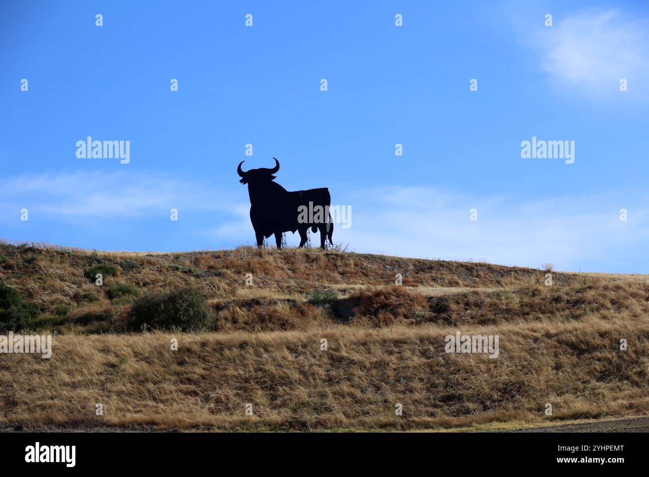 Der Osborne Bull ist die Silhouette eines Stiers in der Landschaft Andalusiens, Spanien Stockfoto