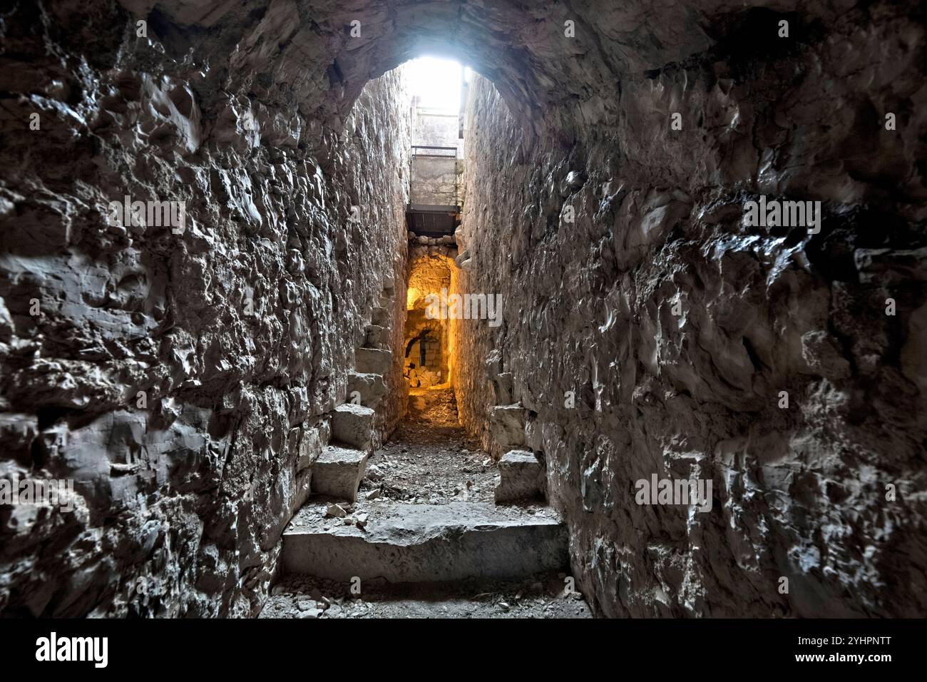 Tagliata delle Fontanelle: Unterirdische Galerie der Festung aus dem 19. Jahrhundert. Fastro Bassanese, Valbrenta, Veneto, Italien. Stockfoto