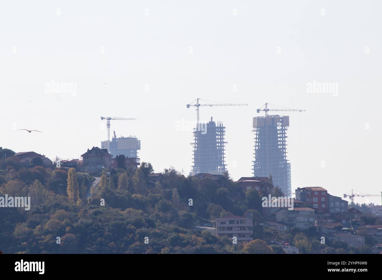 Hohe Gebäude, die die Silhouette von Istanbul verderben. Wolkenkratzerbau. Architekturbauideenkonzept. Horizontales Foto. Keine Personen. Stockfoto