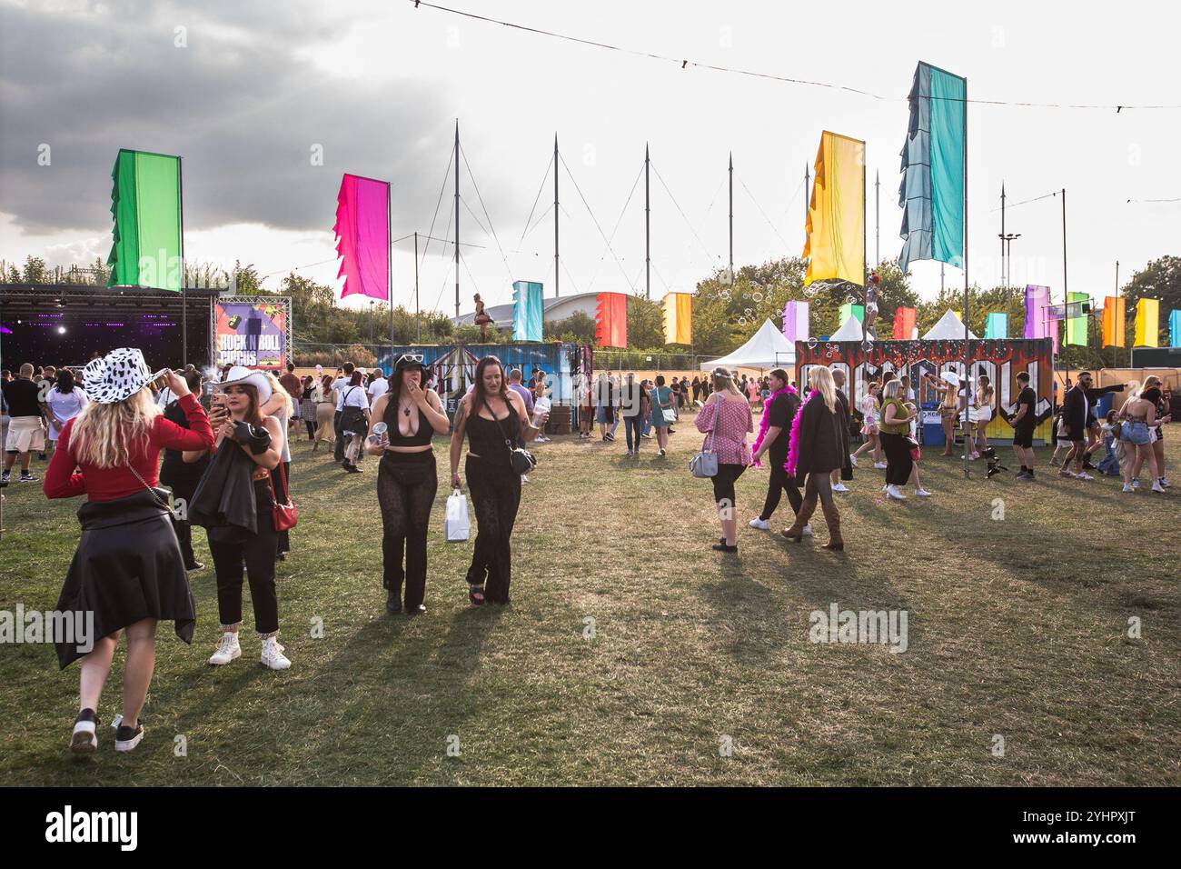 30. August 2024: Fans genießen die Sonne und Atmosphäre beim Rock N Roll Circus Event 2024, das im Don Valley Bowl in Sheffield stattfindet. Während der 3-tägigen Veranstaltung treten Schauspieler wie Richard Hawley, Becky Hill und Hacienda Classical auf die Bühne, um Tausende von Konzertbesuchern zu präsentieren. (Kreditbild: © Myles Wright/ZUMA Press Wire) NUR REDAKTIONELLE VERWENDUNG! Nicht für kommerzielle ZWECKE! Stockfoto