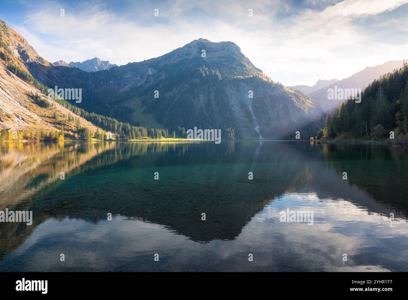 Vilsalpsee in Österreich: Klare Reflektionen und Bergblick an einem ruhigen Herbsttag Stockfoto