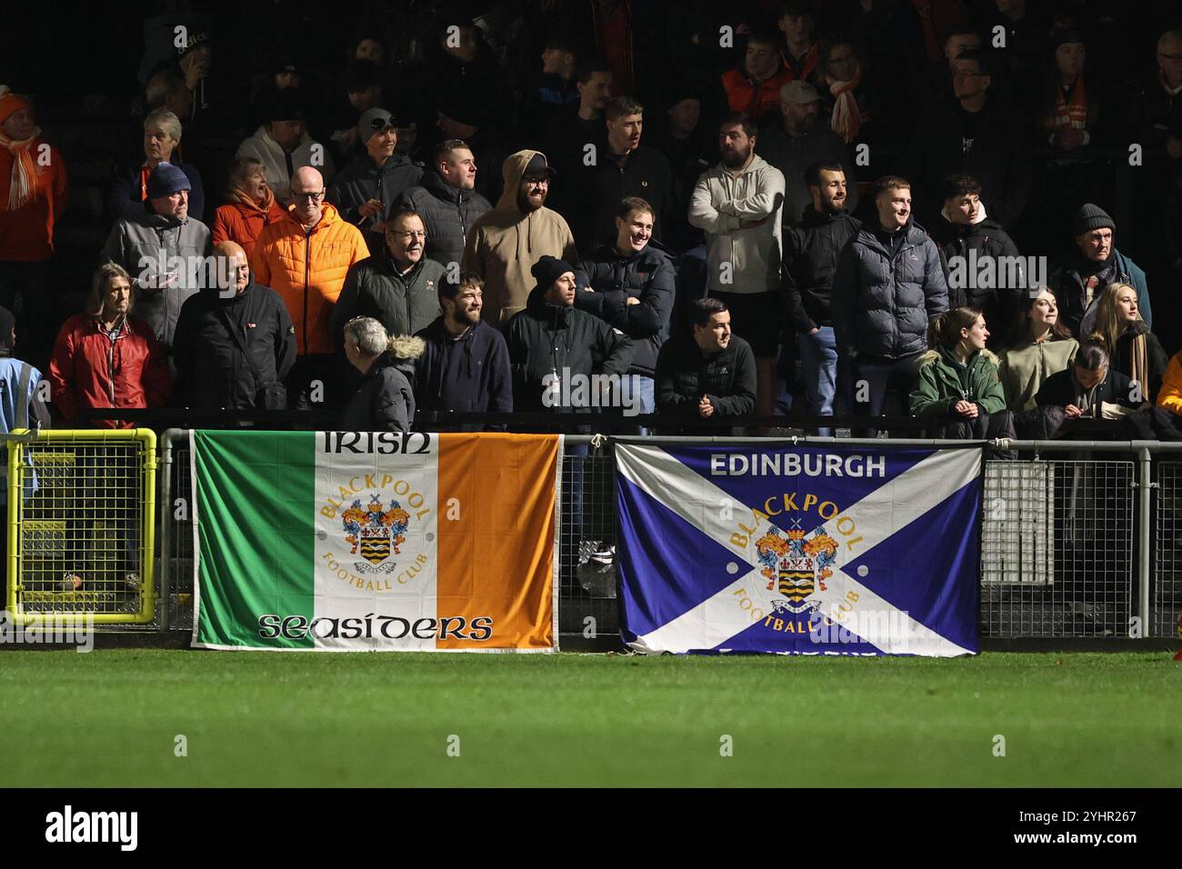 Blackpool Fans während des Bristol Street Motors Trophy Matches Harrogate Town vs Blackpool in der Wetherby Road, Harrogate, Großbritannien, 12. November 2024 (Foto: Alfie Cosgrove/News Images) Stockfoto