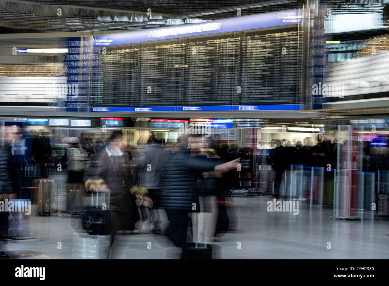 Hektik im Check-in-Bereich am Flughafen 12.11.24, Frankfurt: Symbolfoto, Illustrationsbild, Symbolbild, Illustrationsfoto, Alltagsszene Hektik im Check-in-Bereich am Flughafen Verschwommene Silhouetten von Reisenden und Flughafenpersonal bewegen sich hektisch durch den Check-in-Bereich eines Flughafens, während im Hintergrund eine große Abflug-Anzeigetafel wichtige Fluginformationen anzeigen. Die Unschärfe unterstreicht die Dynamik und den Trubel, die an einem internationalen Knotenpunkt herrschen. . . Frankfurt Hessen Deutschland *** Hektik im Check-in-Bereich am Flughafen 12 11 24, Stockfoto