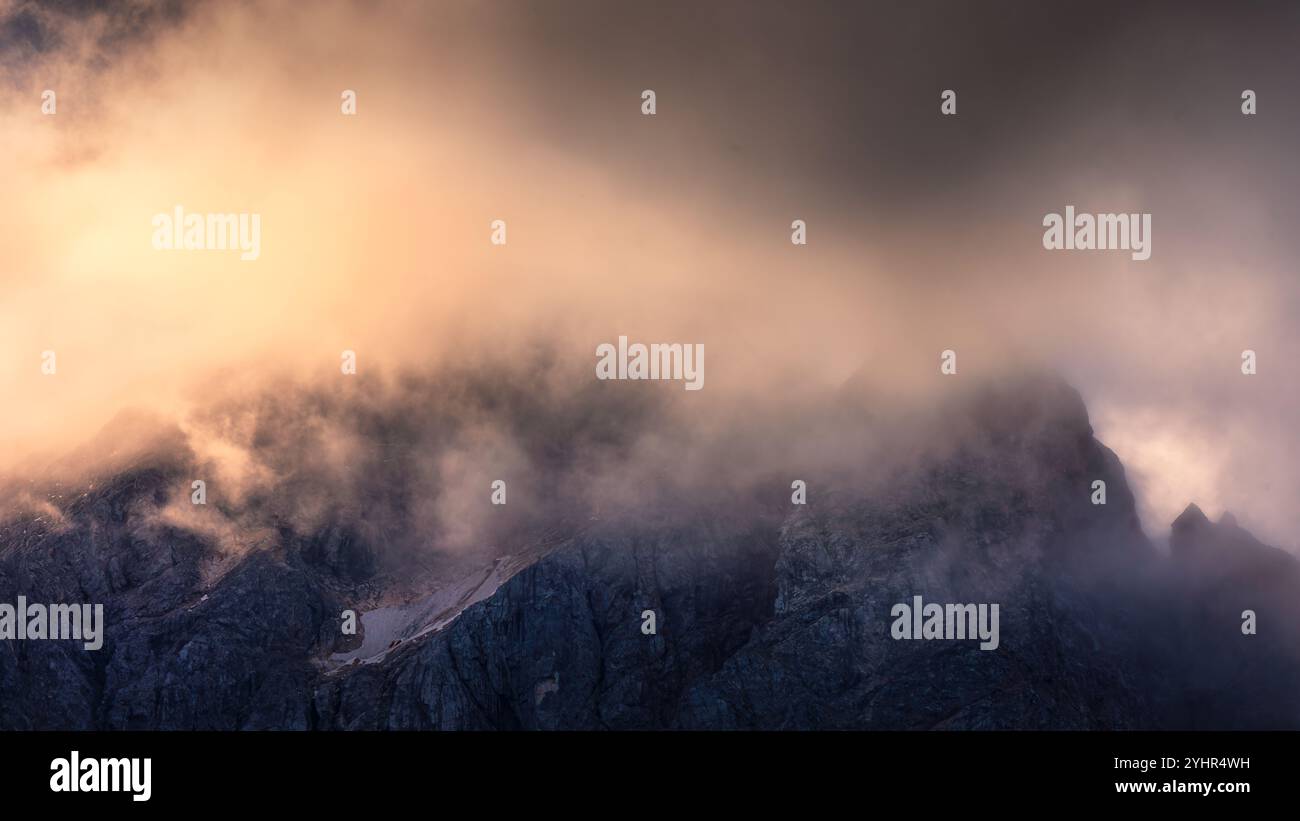 Goldenes Licht auf den Bayerischen Alpen: Dramatische Gipfel bei Sonnenaufgang Stockfoto