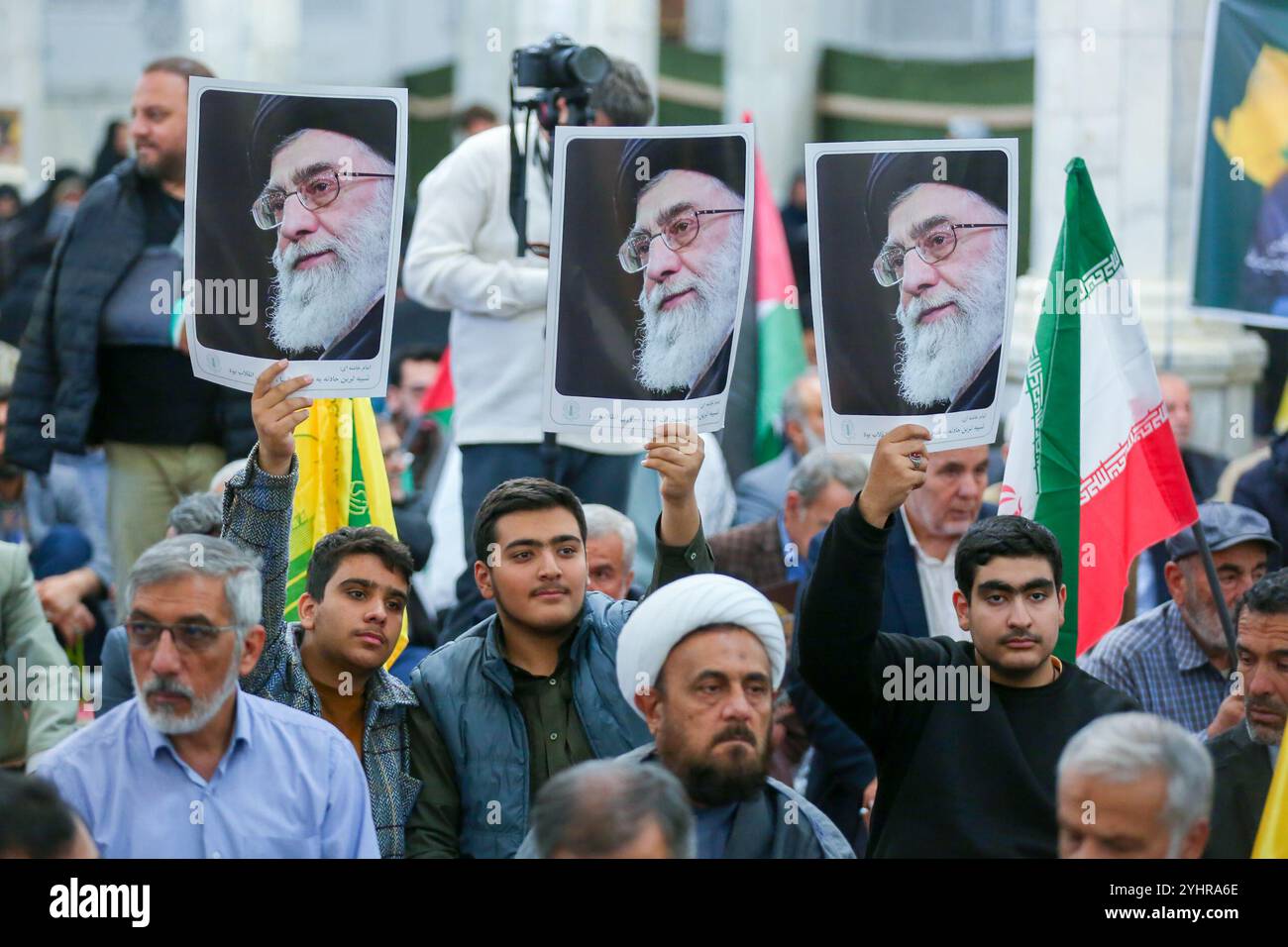 Teheran, Iran. November 2024. Die Iraner halten Plakate des Obersten Führers des Iran, Ayatollah Ali Khamenei, während einer Zeremonie zum Gedenken an die verstorbenen Hisbollah-Beamten in Teheran. (Credit Image: © Iranian Presidency via ZUMA Press Wire) NUR REDAKTIONELLE VERWENDUNG! Nicht für kommerzielle ZWECKE! Stockfoto