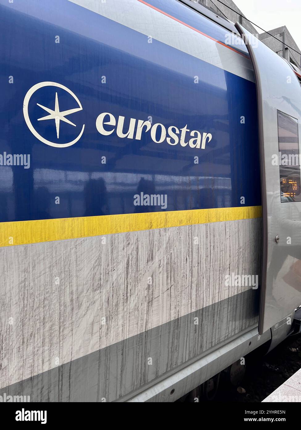 Der Eurostar-Zug verbindet Europa mit dem Vereinigten Königreich. Eurostar-Zug mit Eurostar-Logo an der Seite des Fahrzeugs. Stockfoto