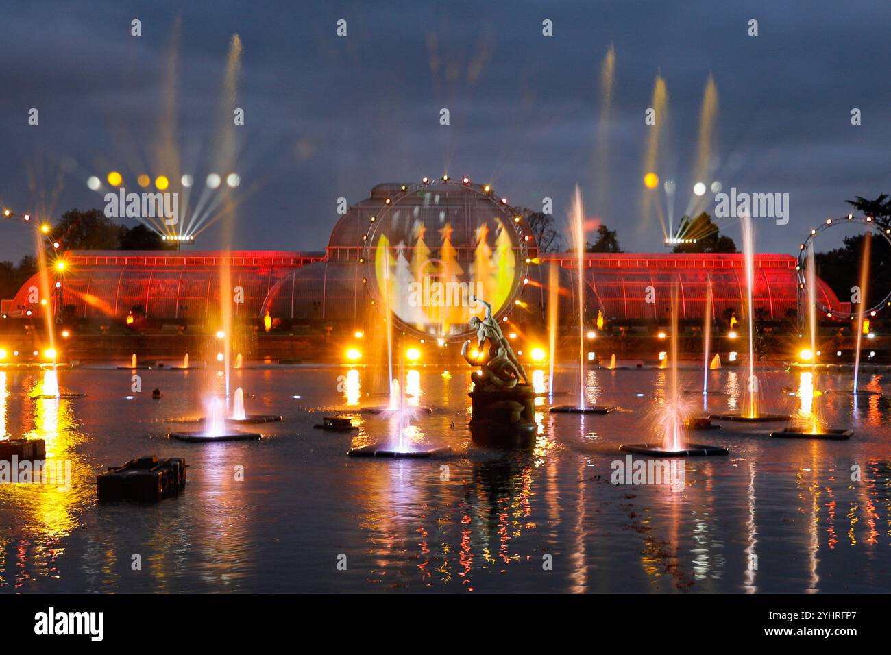 London, Großbritannien. November 2024. The Palm House Show – Eine lebendige Projektion, Lichter und Laserstrahl-Show beleuchtet das Palm House und den See mit seiner zentralen Statue und Springbrunnen. Der jährliche Christmas at Kew Illuminations and Light Trail at Kew Gardens kehrt zum 12. Jahr zurück und bietet Tausende von blendenden Lichtern, Klängen und faszinierenden Erlebnissen entlang des 3 km langen Weges. Es ist vom 13. November bis 5. Januar geöffnet. Quelle: Imageplotter/Alamy Live News Stockfoto