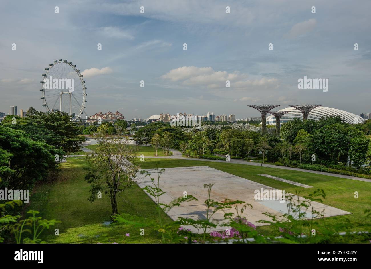 Die Gärten der Bay Area zeigen den Singapore Flyer und Super Tree Grove, die Blumenkuppel und das offene Parkland Stockfoto