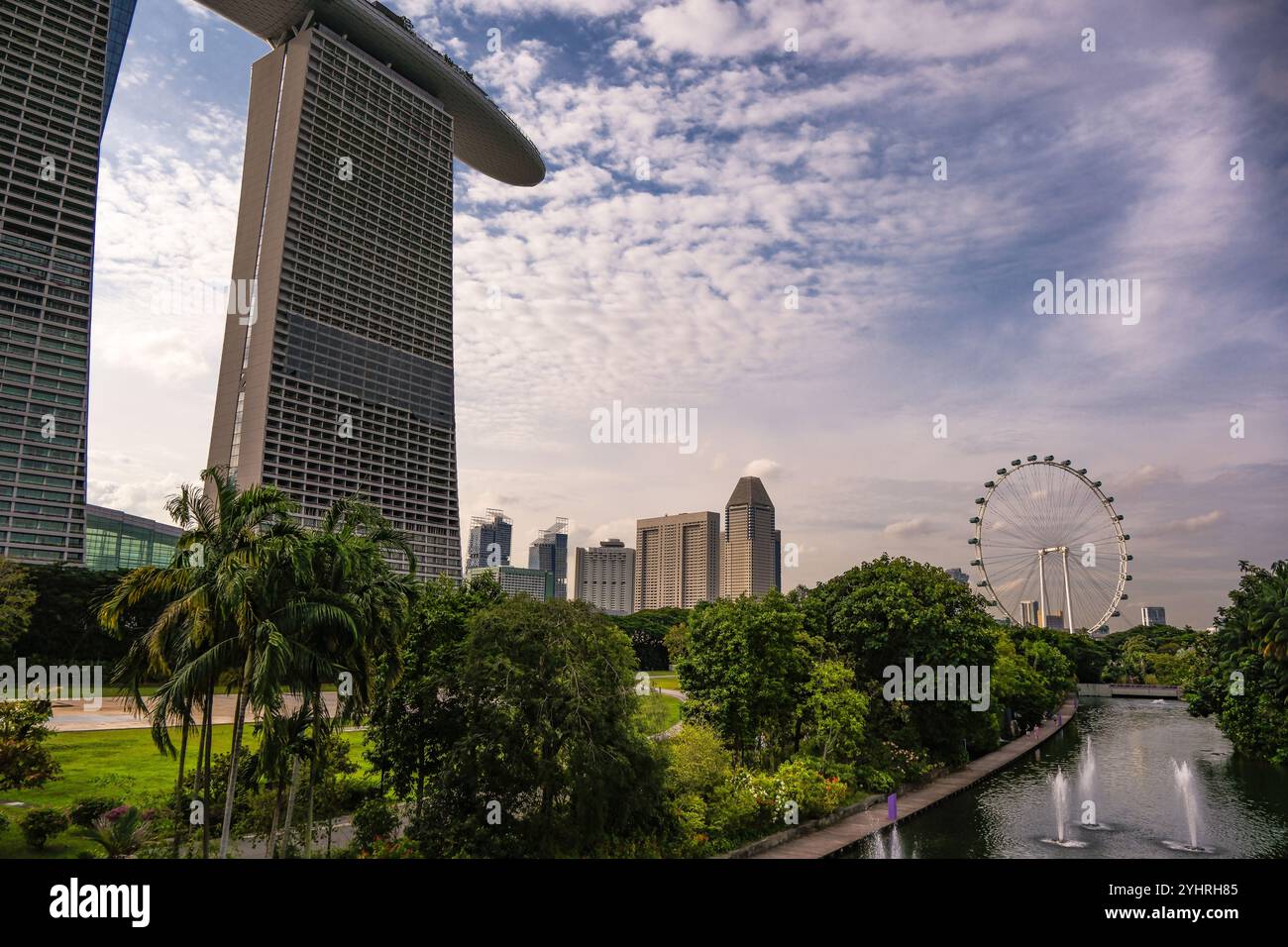 Eine Skyline von Singapur mit Marina Bay Sands Hotel, Singapore Flyer, Gardens by the Bay und City Wolkenkratzern. Stockfoto